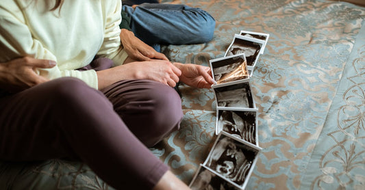 What to Put in a Pregnancy Memory Box: Meaningful Keepsakes for Every Trimester